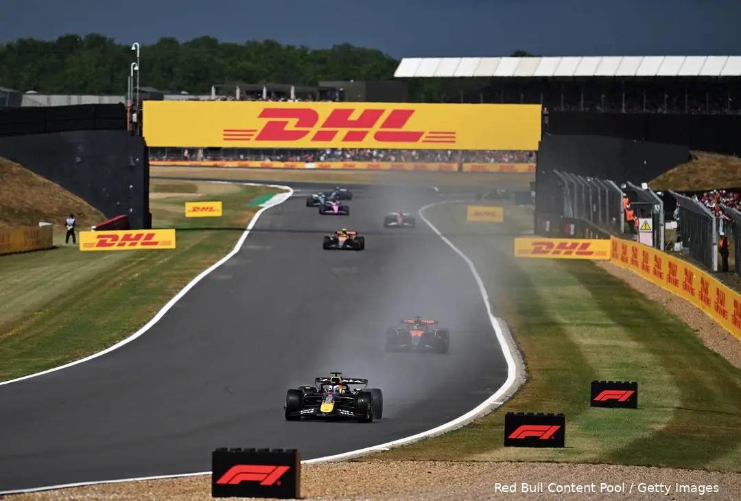 max verstappen red bull racing oscar piastri mclaren 2025 silverstone groot brittannie zondag race start 15