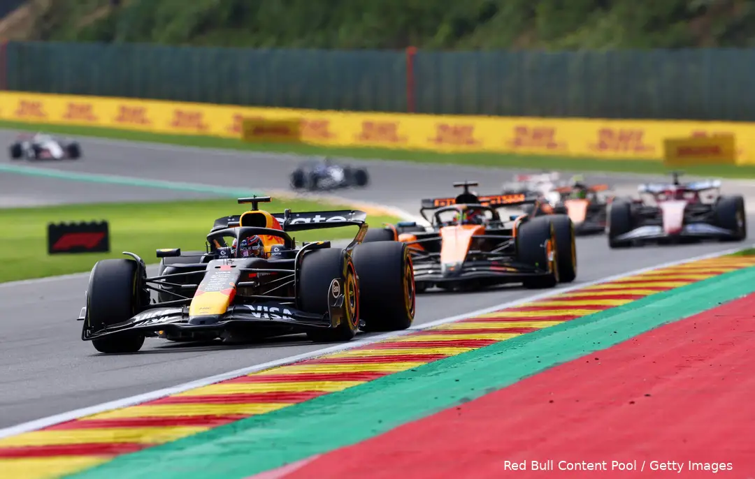 verstappen-piastri-mclaren-red-bull-sprintrace-1