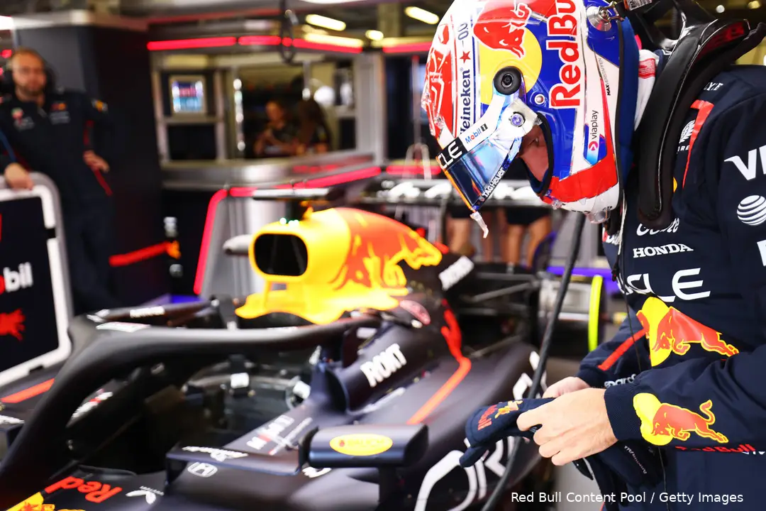 max-verstappen-bakoe-azerbeidzjan-vrijdag-2025-1-helm