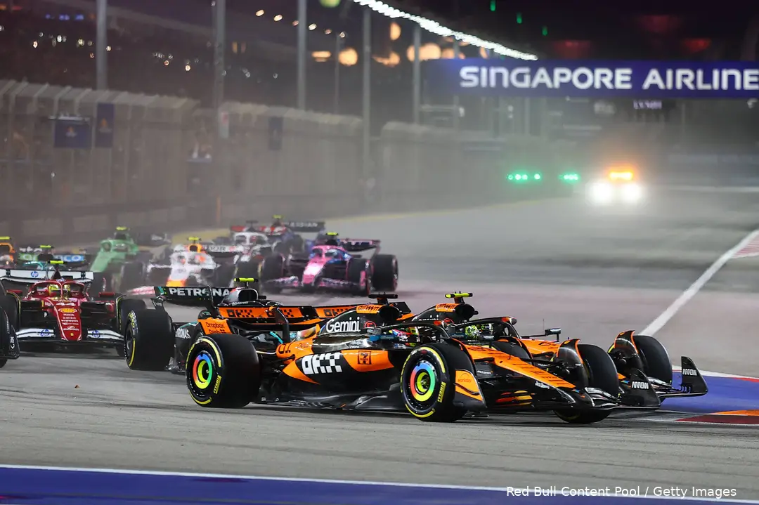 oscar-piastri-singapore-mclaren-racedag-2025-start-incident-norris