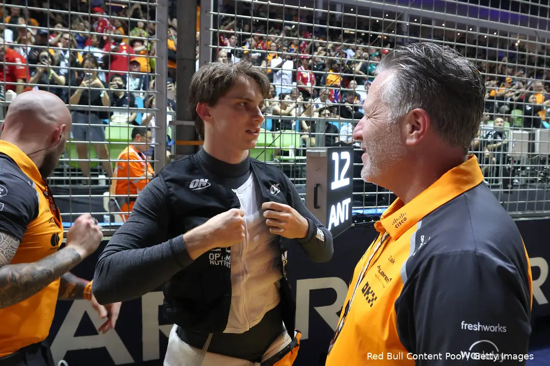 oscar-piastri-zak-brown-pre-grid-race-singapore-mclaren
