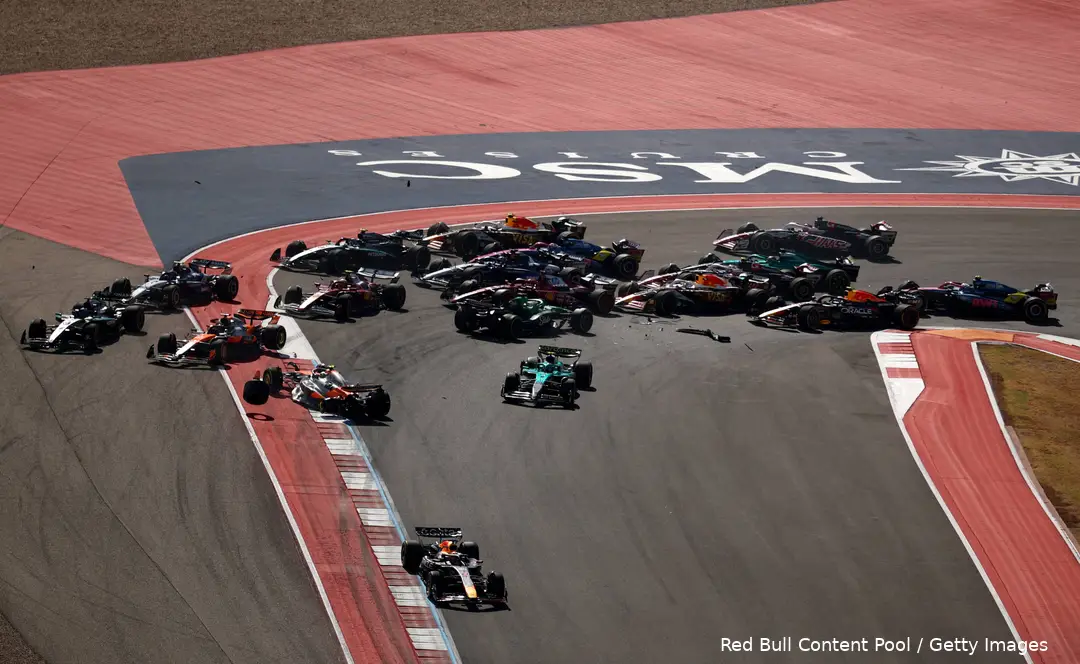 start-sprintrace-cota-mclaren-crash-lando-norris-oscar-piastri-nico-hulkenberg-max-verstappen-1