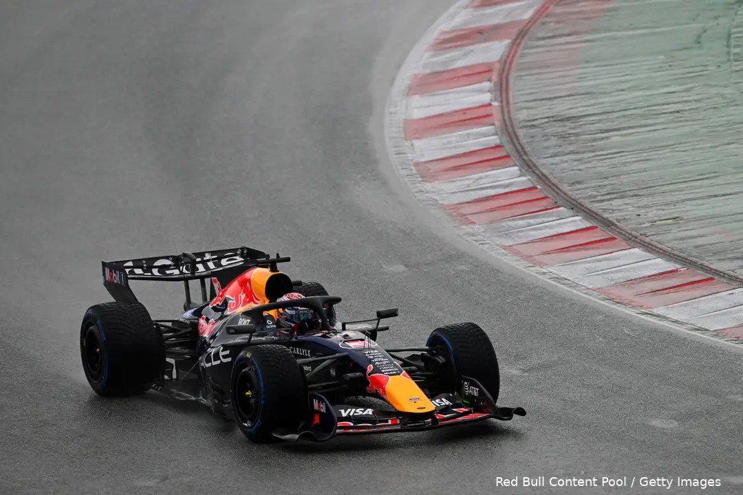 max-verstappen-red-bull-racing-barcelona-wintertest-test-rb22-12
