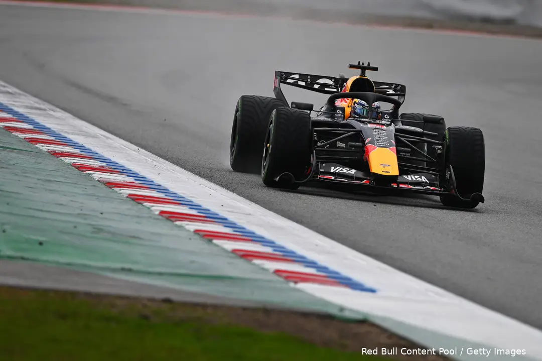 max-verstappen-red-bull-racing-barcelona-wintertest-test-rb22-13