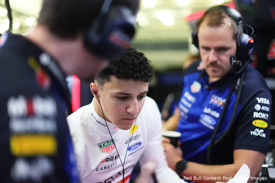 isack-hadjar-red-bull-racing-wintertest-bahrein-3-3-12-engineers