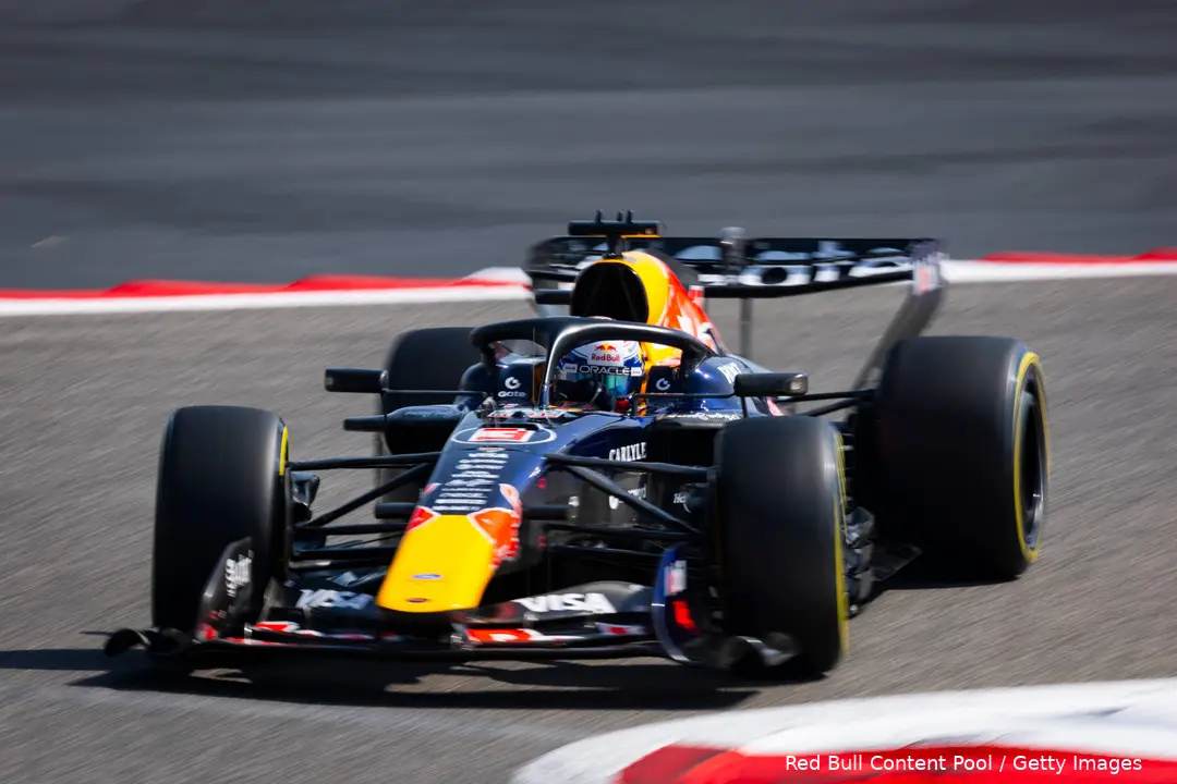 max-verstappen-red-bull-racing-rb22-wintertest-bahrein-111