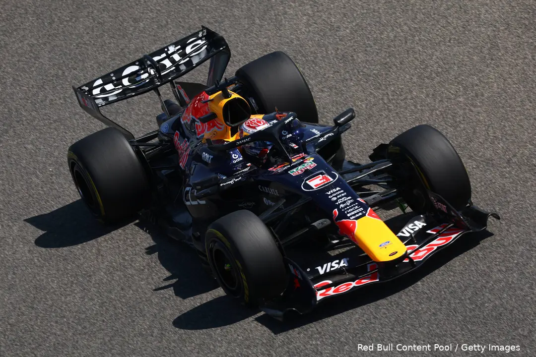 max-verstappen-red-bull-racing-rb22-wintertest-bahrein-122