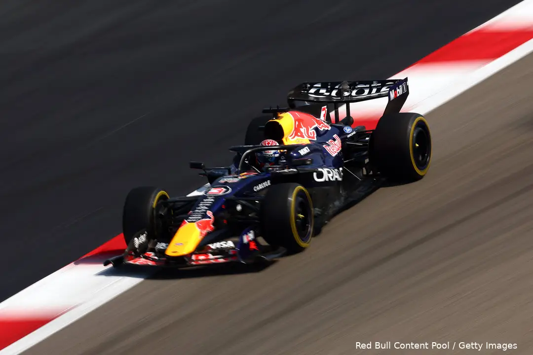 max-verstappen-red-bull-racing-rb22-wintertest-bahrein-14