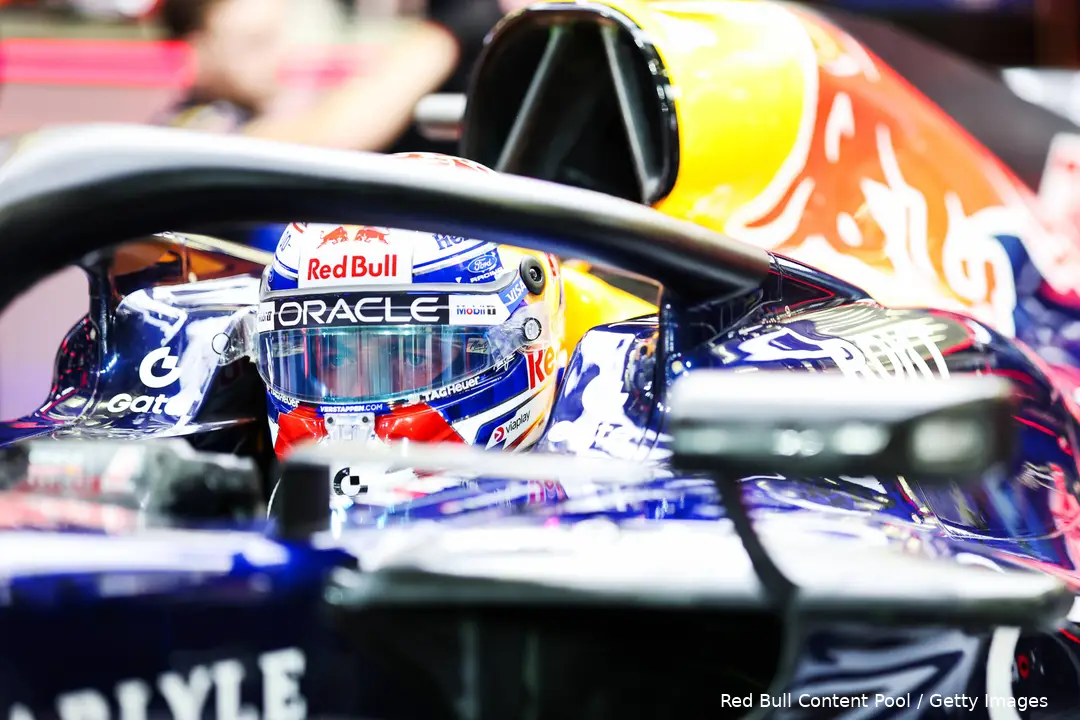 max-verstappen-red-bull-racing-wintertest-bahrein-1-helm-cockpit-mooi