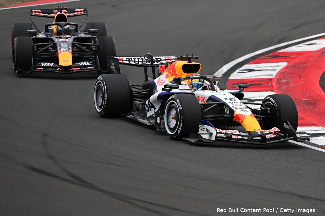 max-verstappen-red-bull-racing-2026-zondag-race-china-arvid-lindblad-racing-bulls