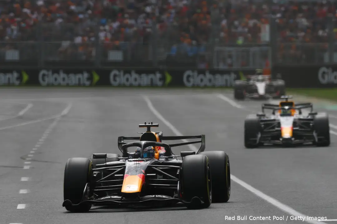 max-verstappen-red-bull-racing-rb22-australië-grand-prix-1-straight-line-mode-arvid-lindblad