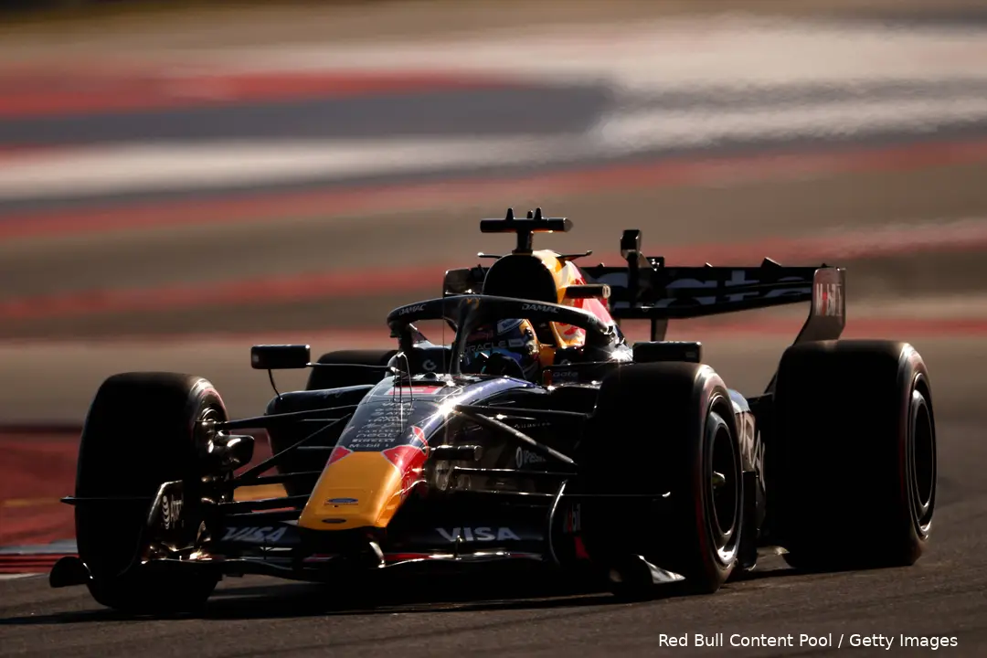 max-verstappen-red-bull-racing-rb22-cota-vs-1