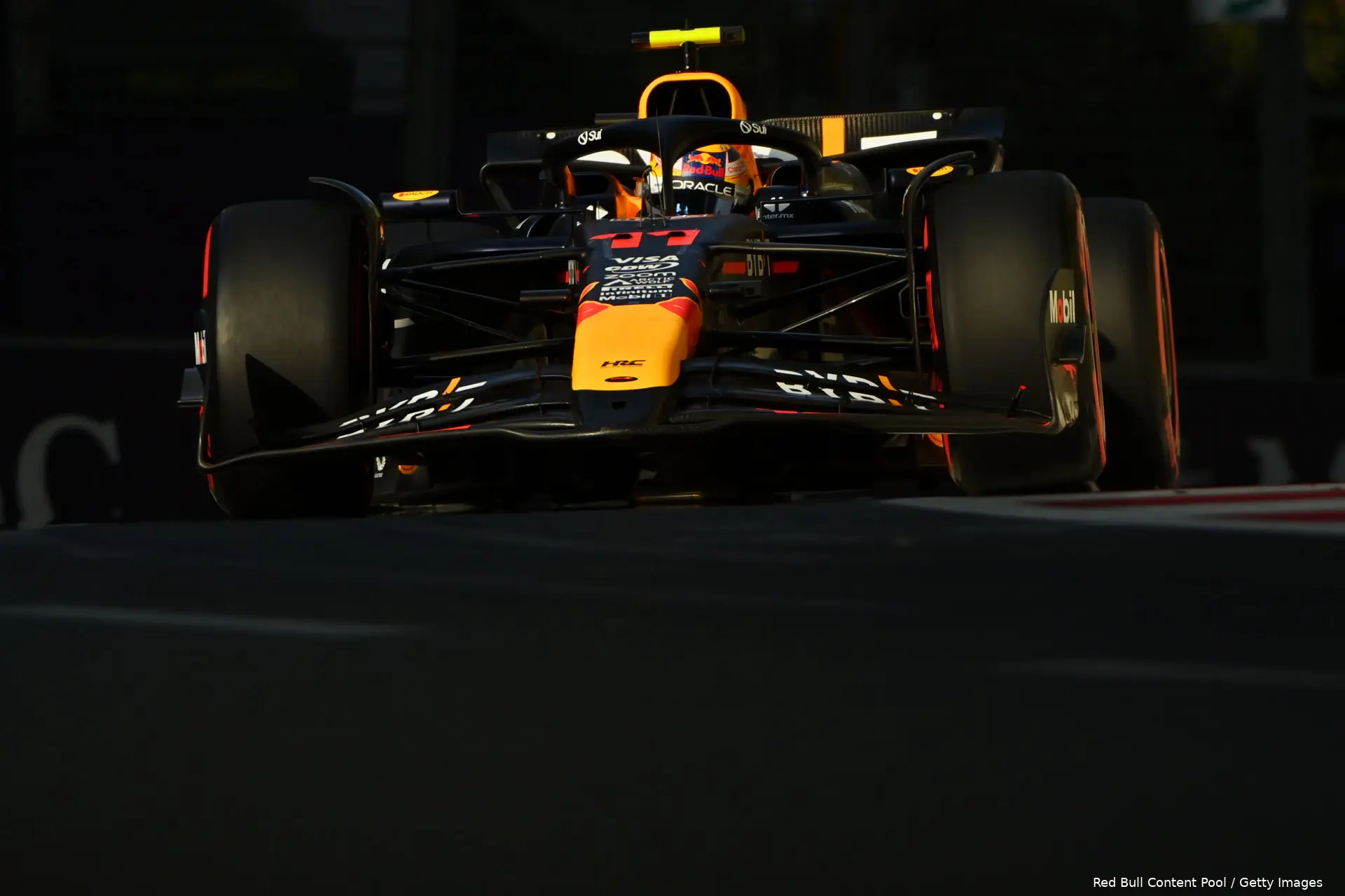 sergio perez red bull racing pitstop azerbeidzjan rb20 1 mooi 12