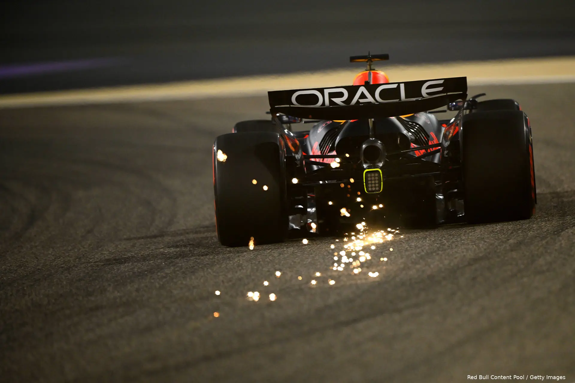 max verstappen red bull racing rb21 vrijdag 1 bodemplaat vonken 1