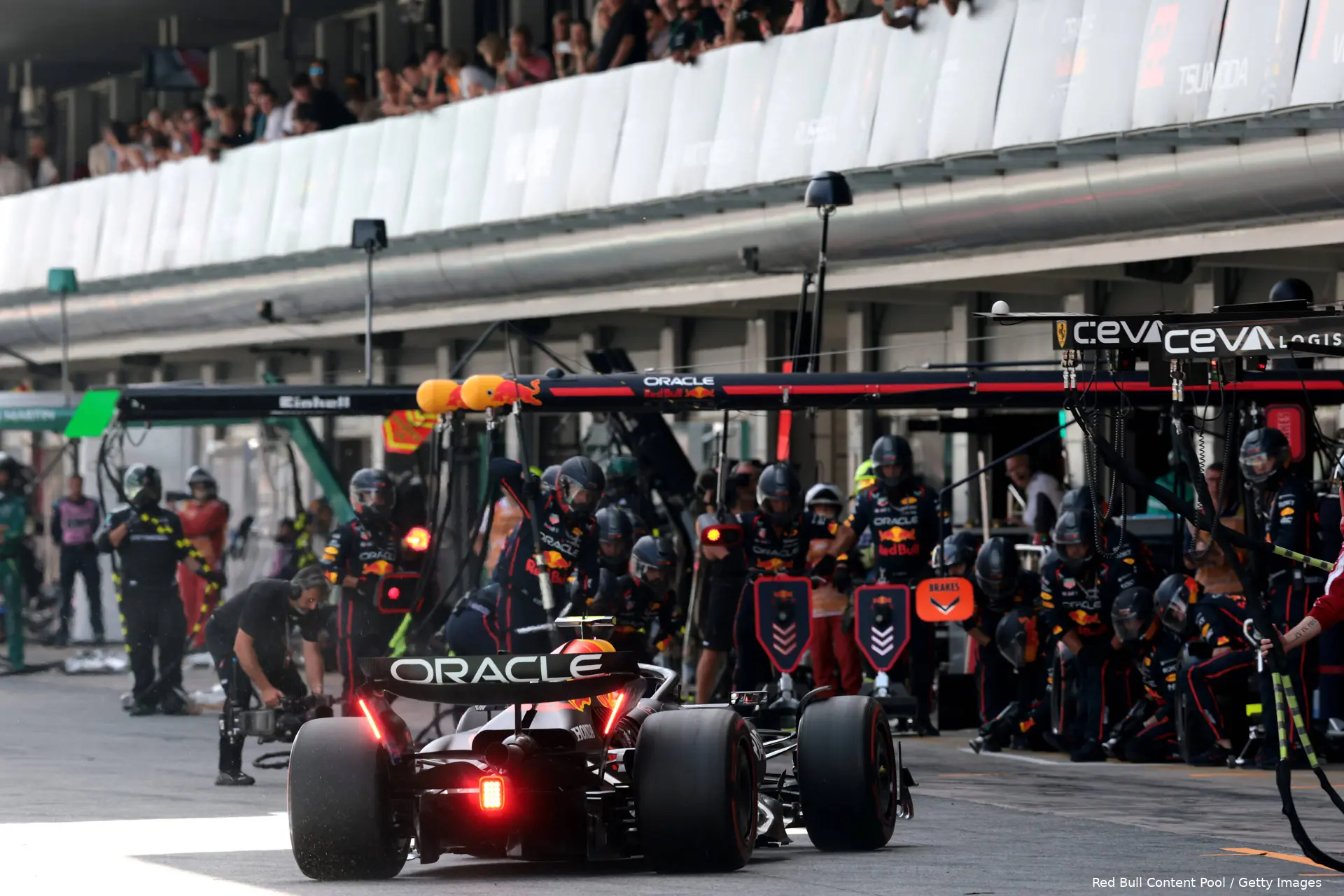 max verstappen spanje rb21 red bull racing 1 pitstop 1
