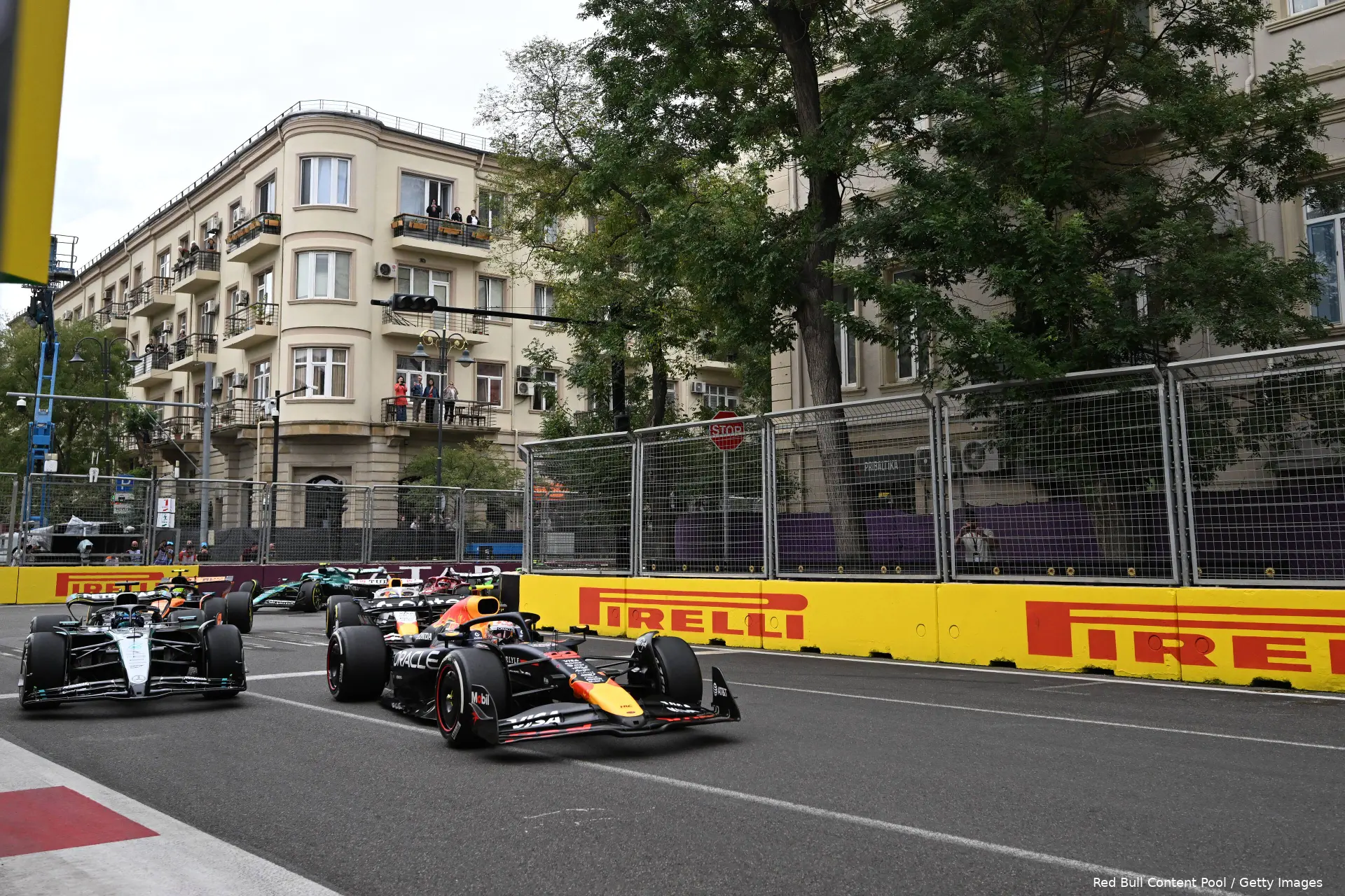 carlos-sainz-williams-liam-lawson-racing-bulls-max-verstappen-red-bull-racing-bakoe-zondag-azerbeidzjan-2025