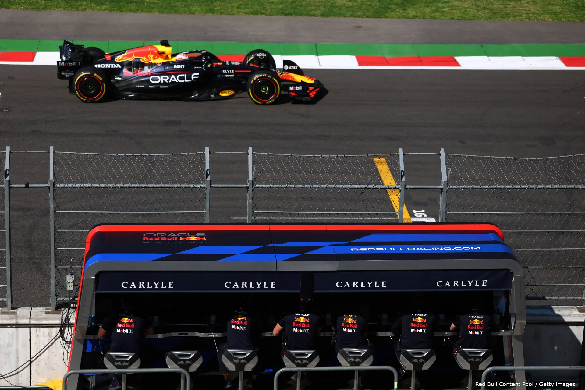 Red Bull-Verstappen-Mexico-race-1-team-pit