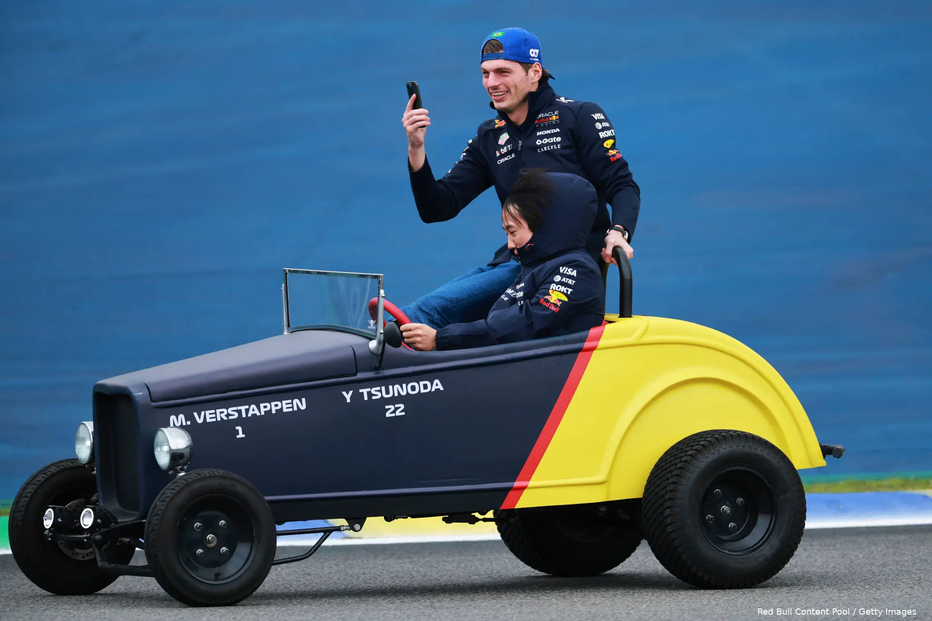 max-verstappen-yuki-tsunoda-red-bull-racing-sao-paulo-2025-zondag-drivers-parade