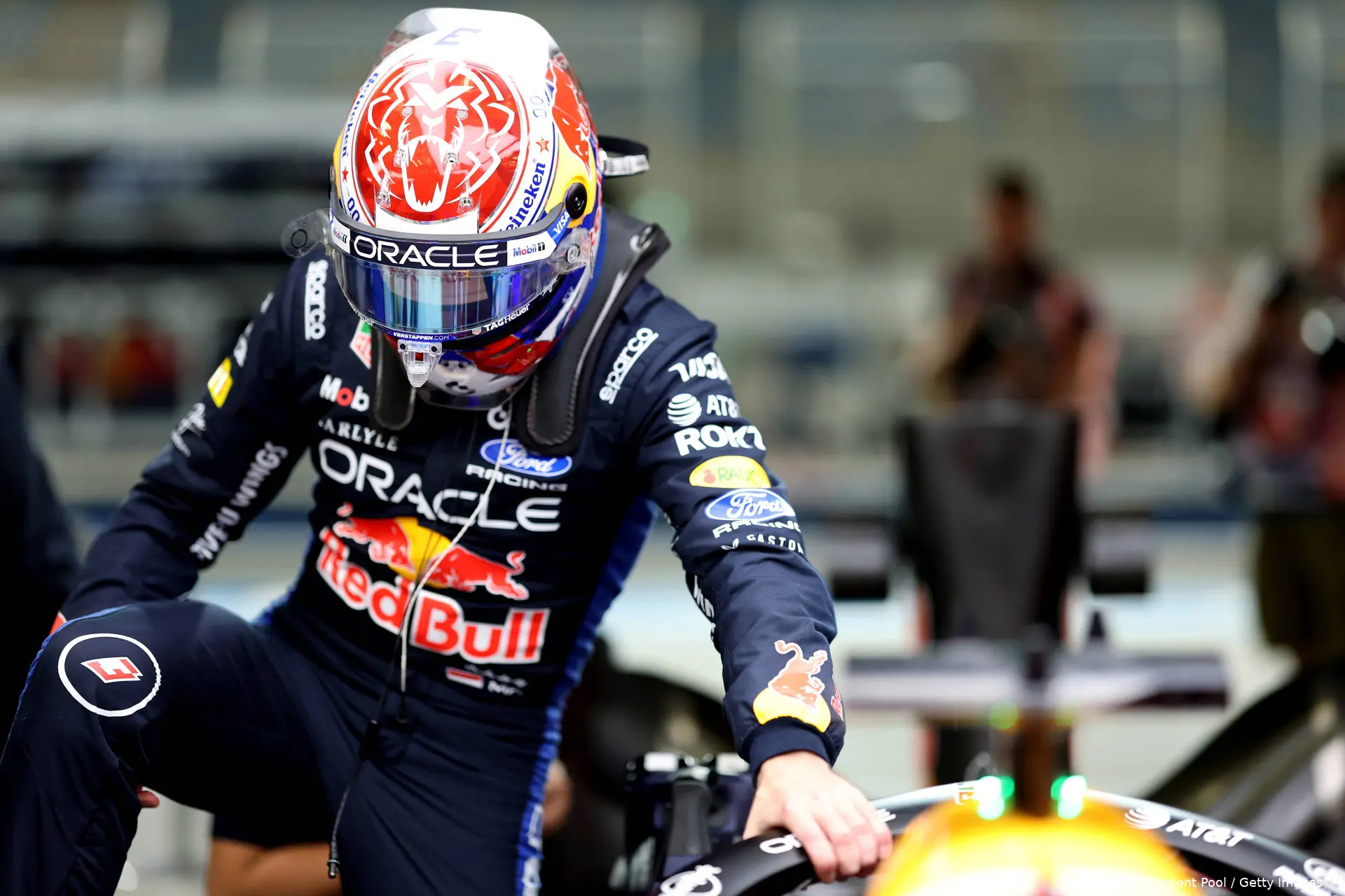 max-verstappen-red-bull-racing-wintertest-bahrein-1-helm-46