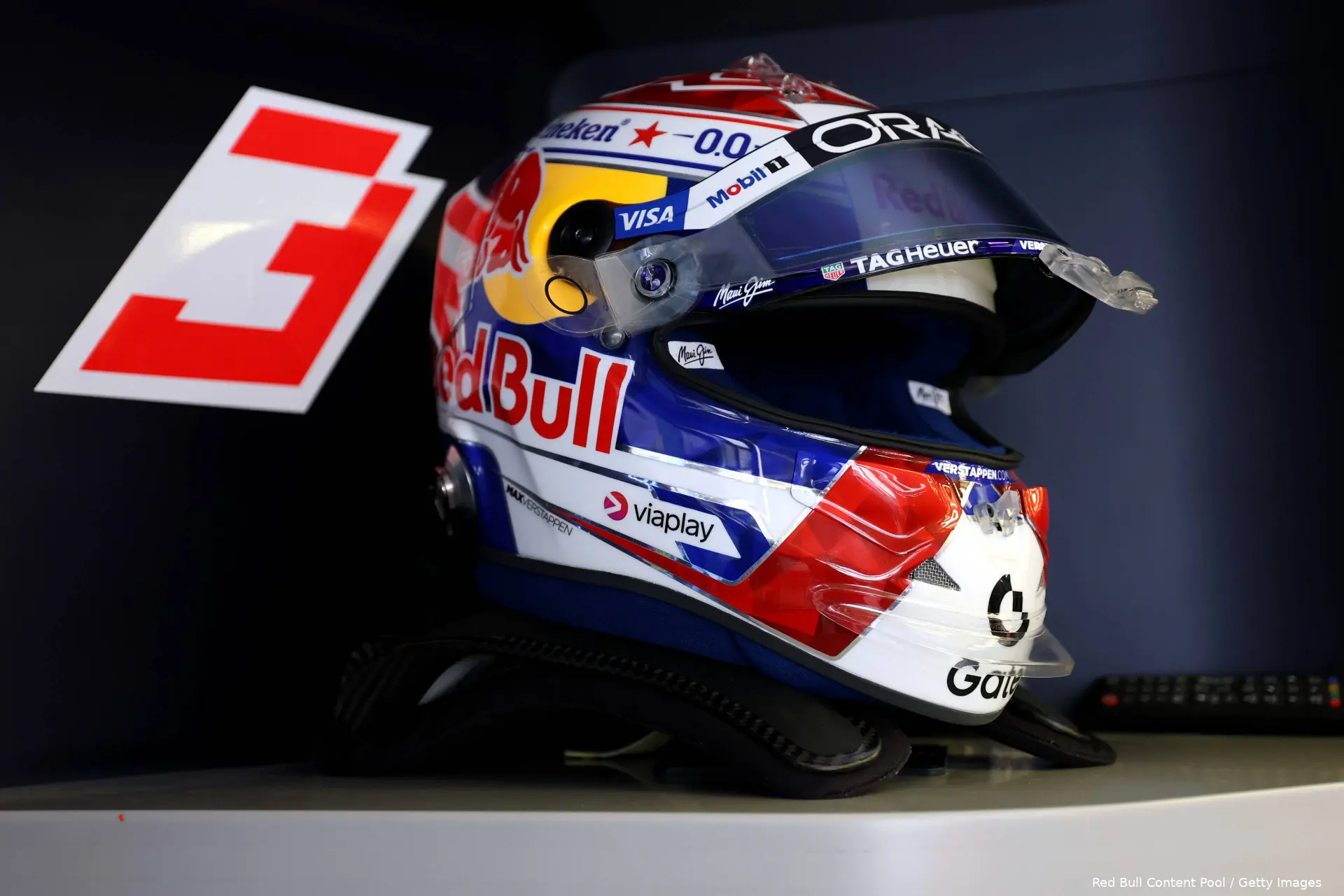 max-verstappen-red-bull-racing-wintertest-bahrein-1-helm-5