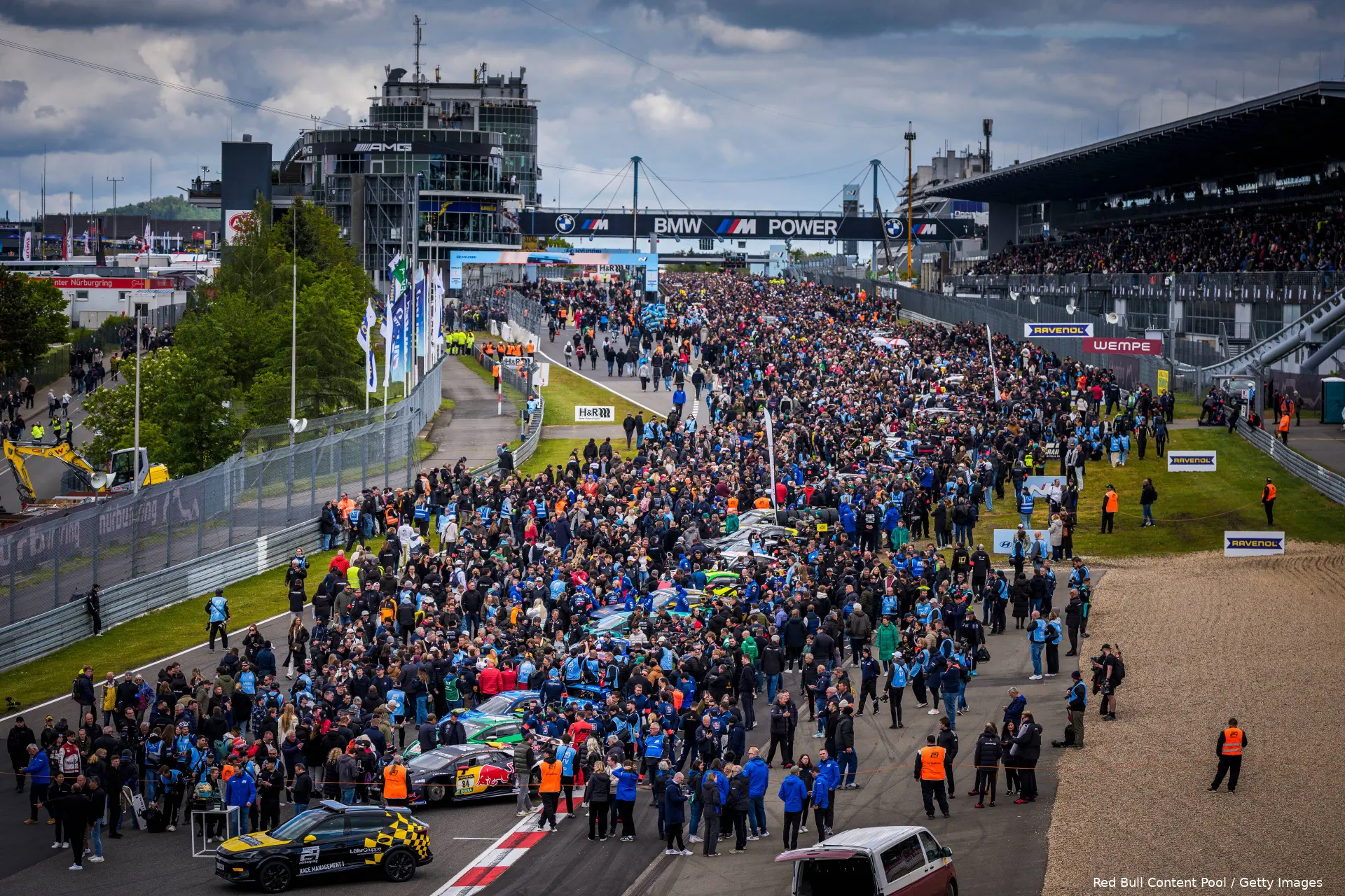 franz-hermann-nordschleife-nls-max-verstappen-dani-juncadella-jules-gounon-lucas-auer-mercedes-amg-gt3-nurburgring-nordschleife-racing-24-uur-1-start-fans