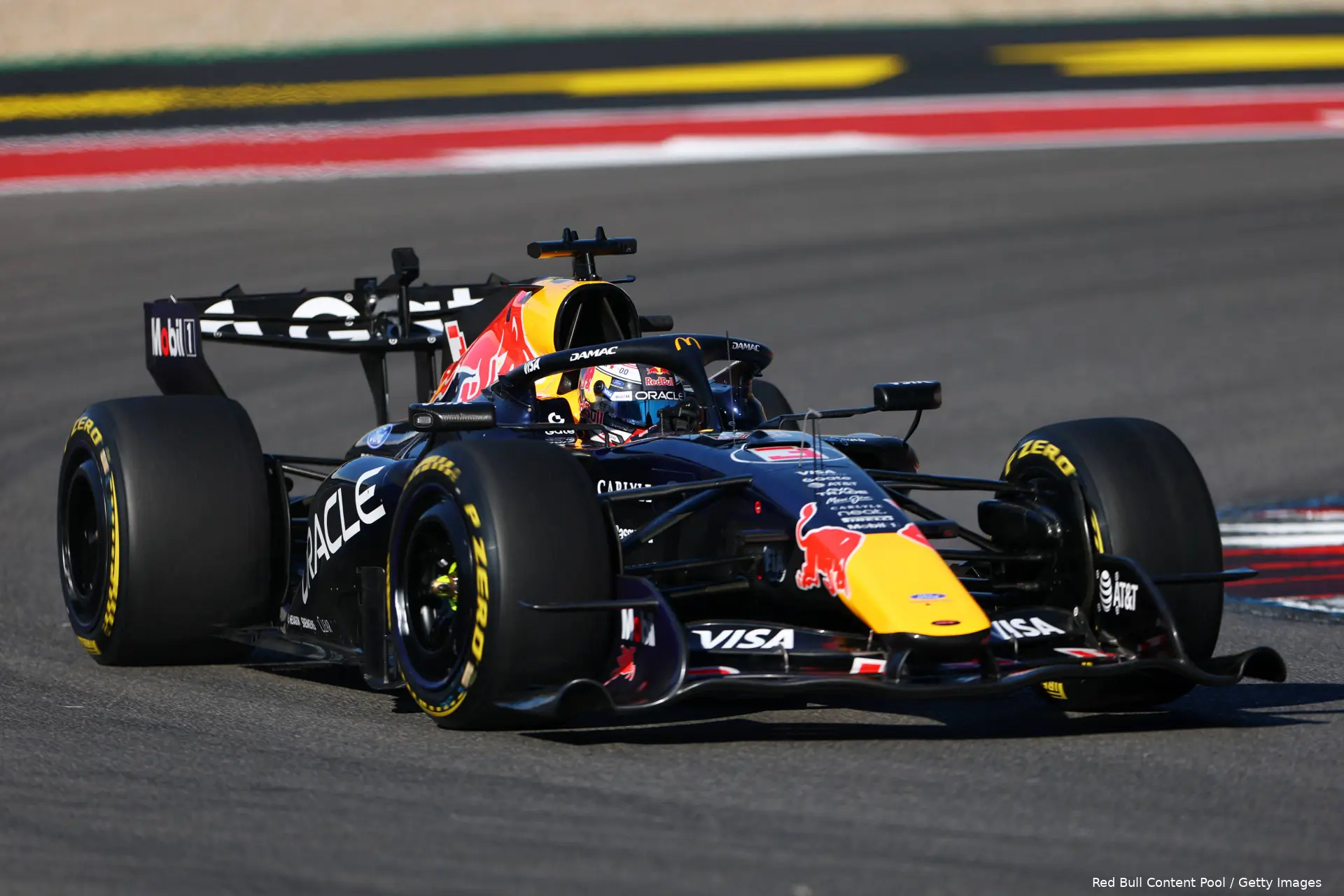 max-verstappen-red-bull-racing-rb22-cota-vs-12