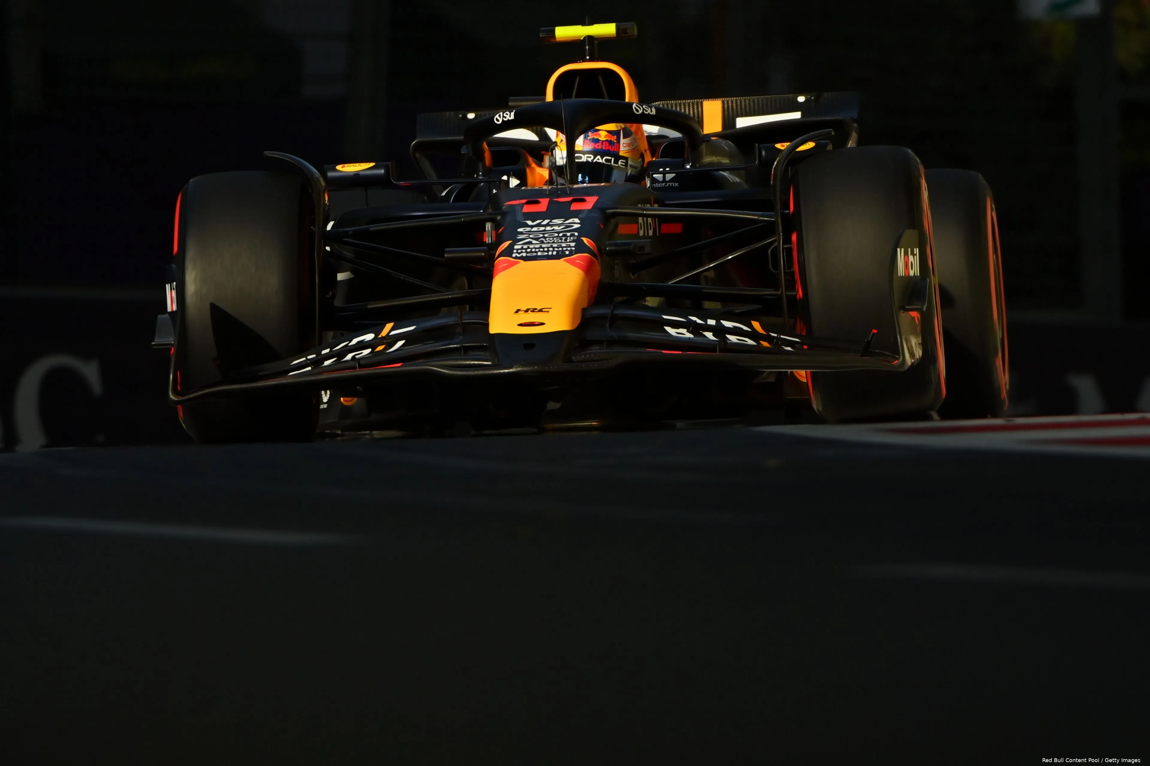 sergio perez red bull racing pitstop azerbeidzjan rb20 1 mooi 12