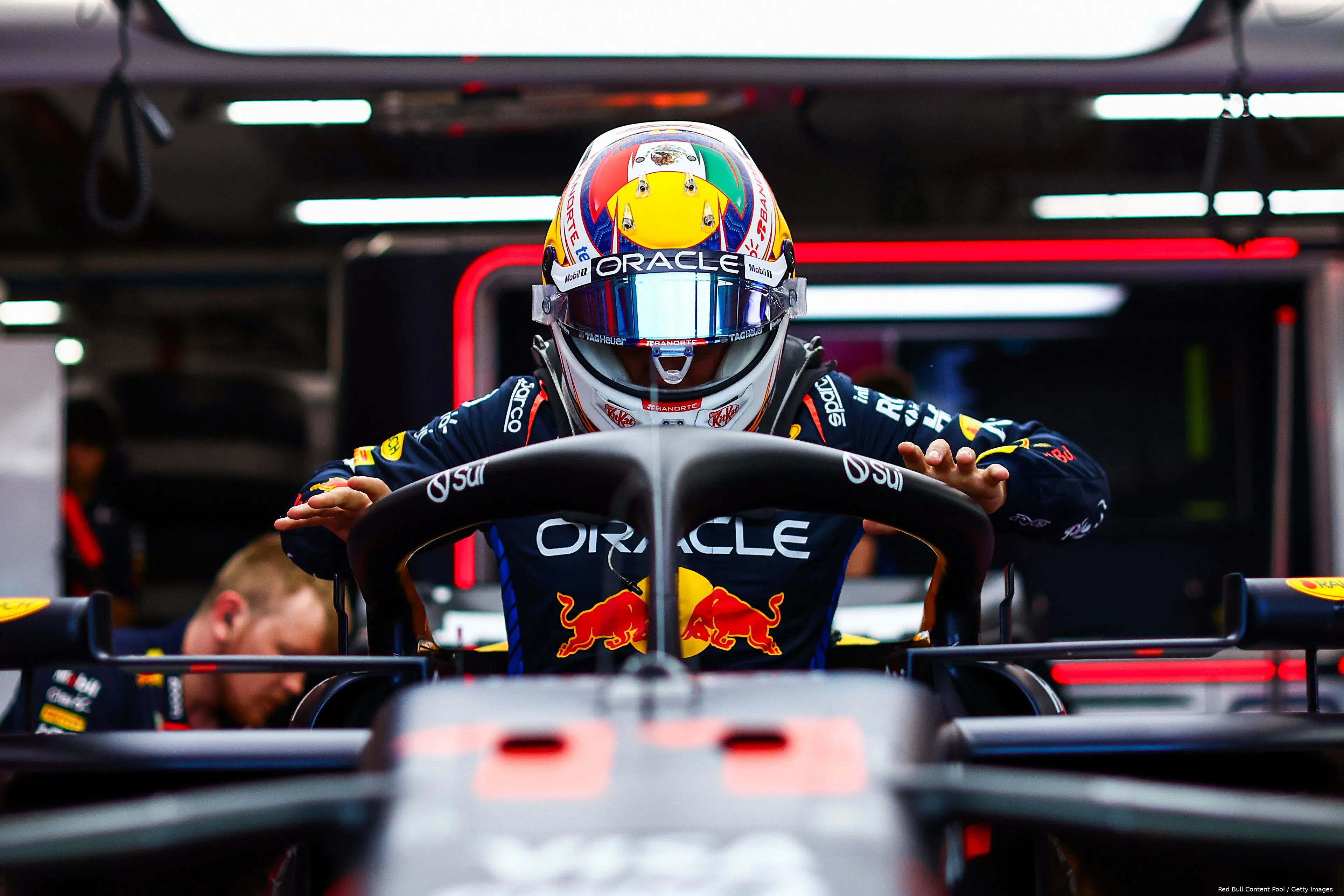 sergio perez red bull racing singapore zaterdag 1
