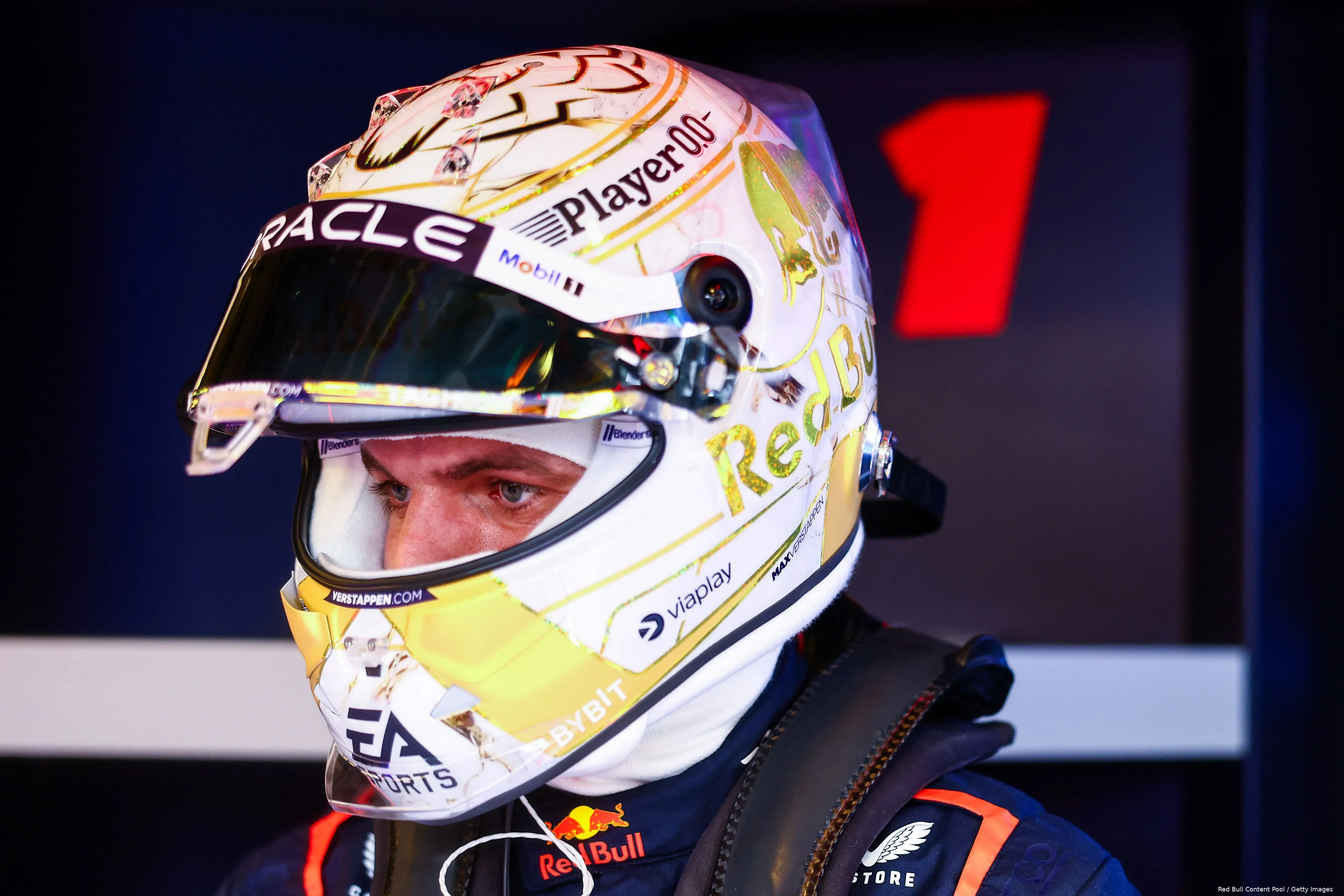 max verstappen abu dhabi helm 4