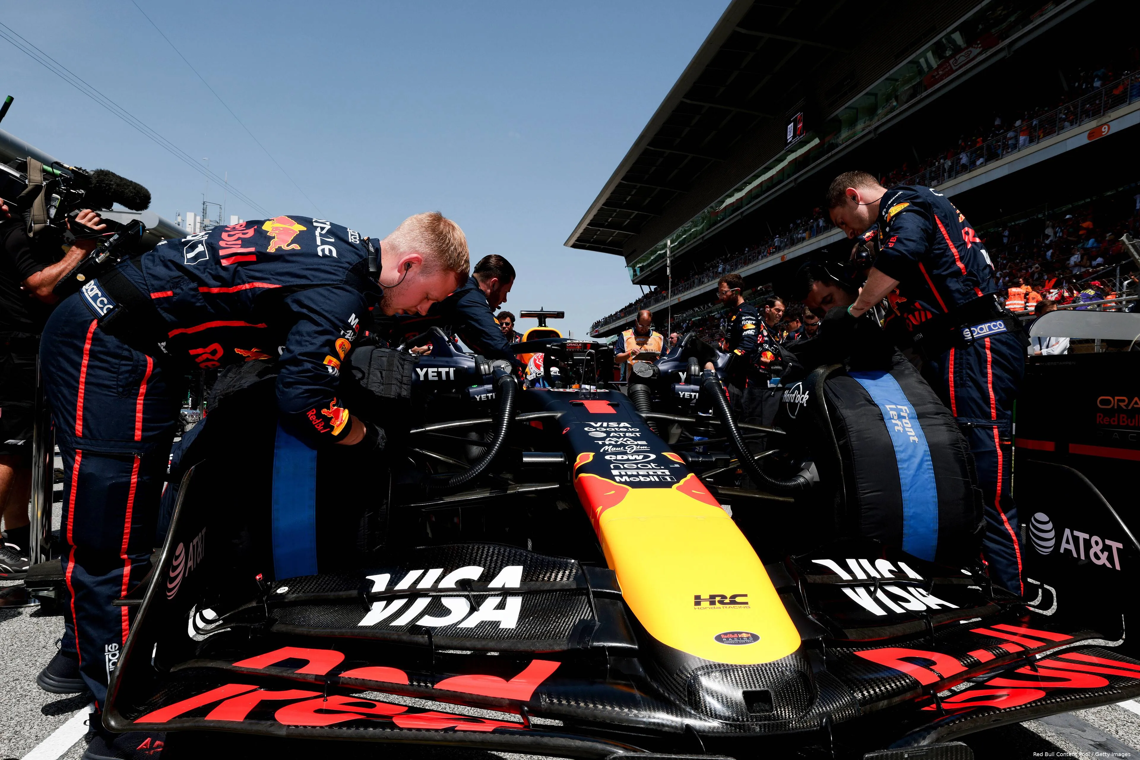 max verstappen spanje rb21 red bull racing 1 monteurs start 2