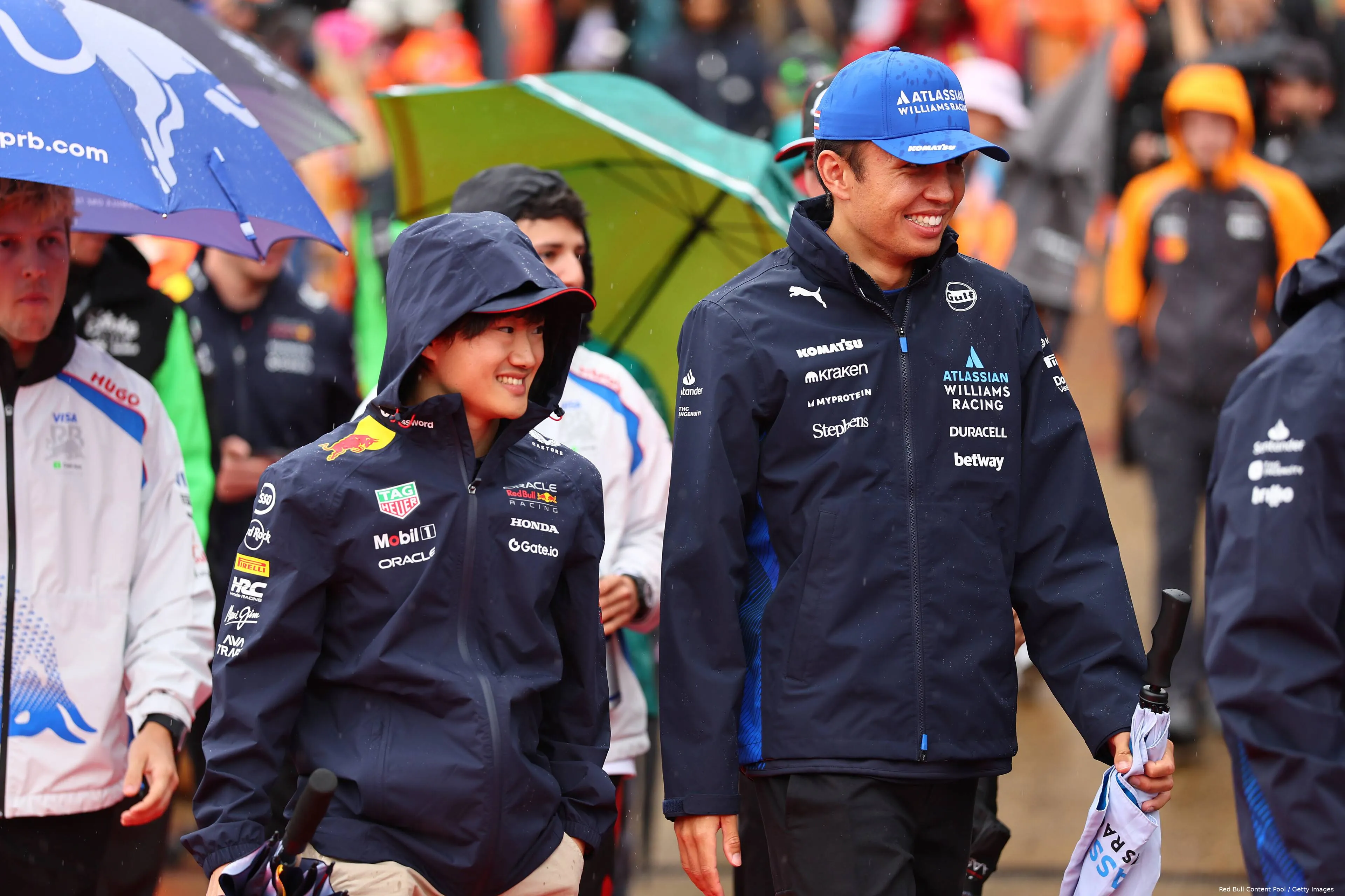 yuki tsunoda red bull racing alexander albon williams 2025 silverstone groot brittannie zondag drivers parade 1