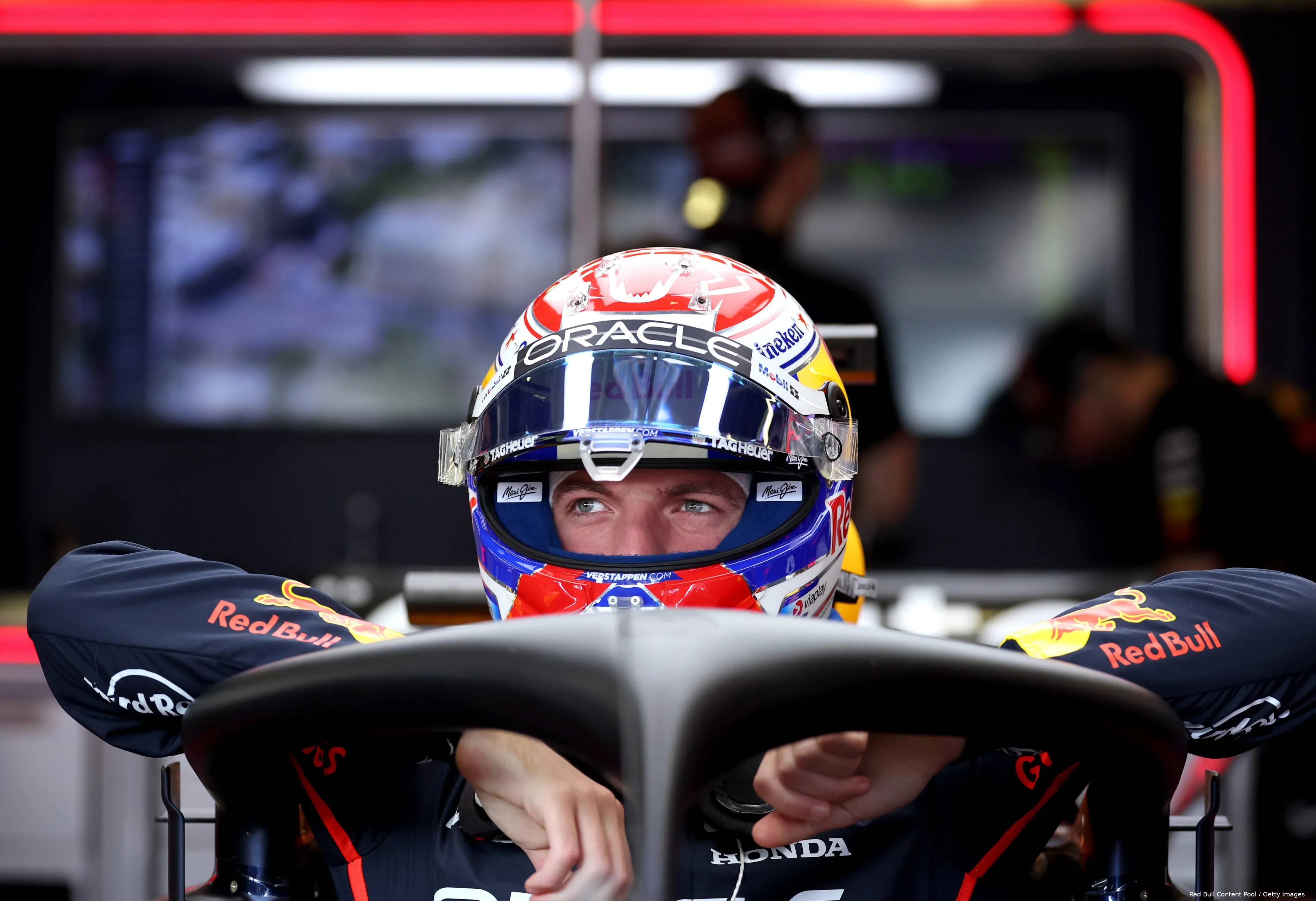 max-verstappen-red-bull-bakoe-2025-112-helm