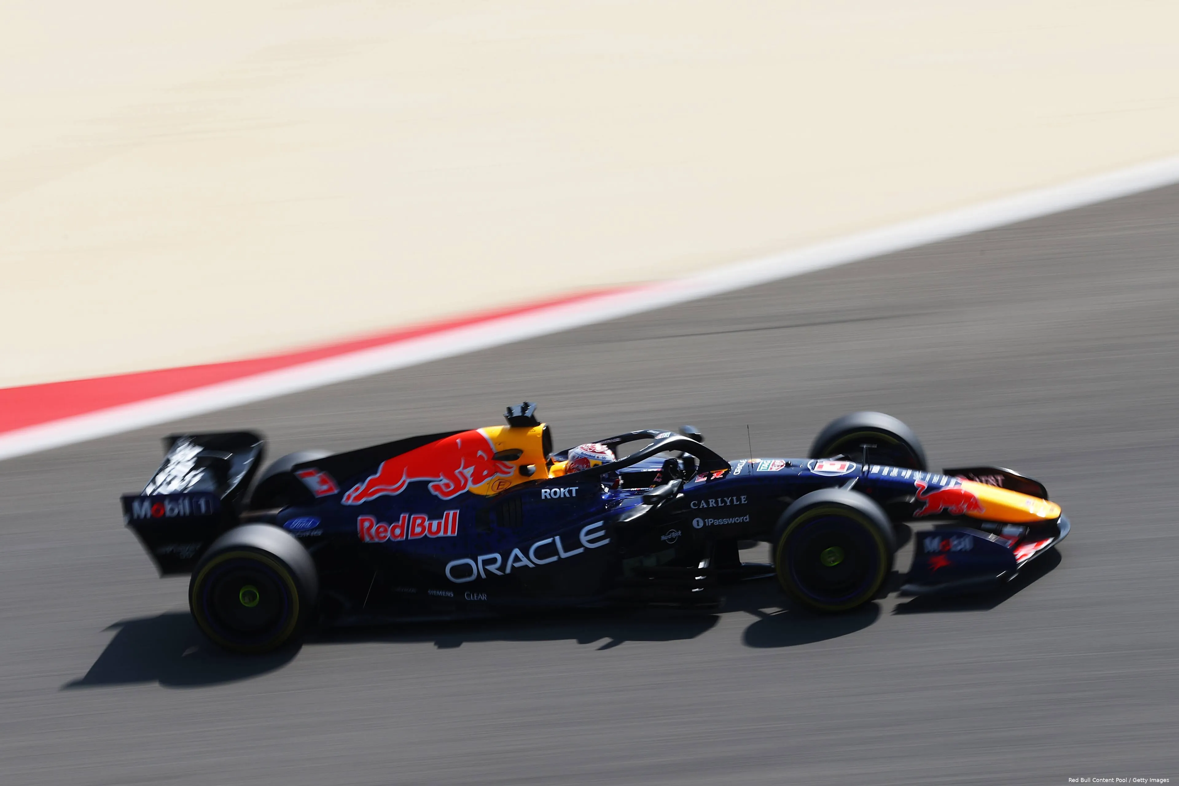 max-verstappen-red-bull-racing-rb22-wintertest-bahrein-113