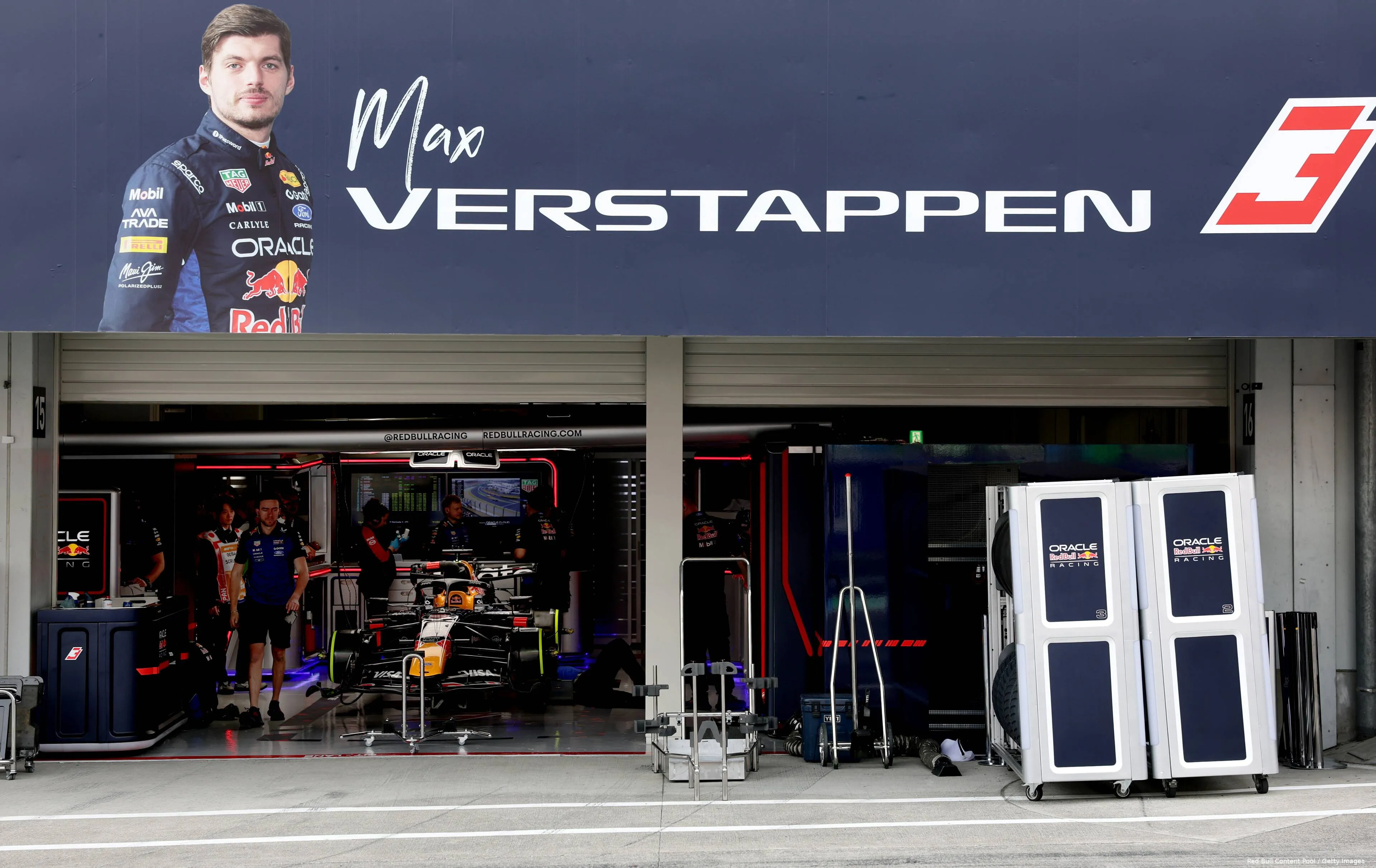 max-verstappen-red-bull-racing-japan-2026-1-rb22-1-isack-hadjar-garage