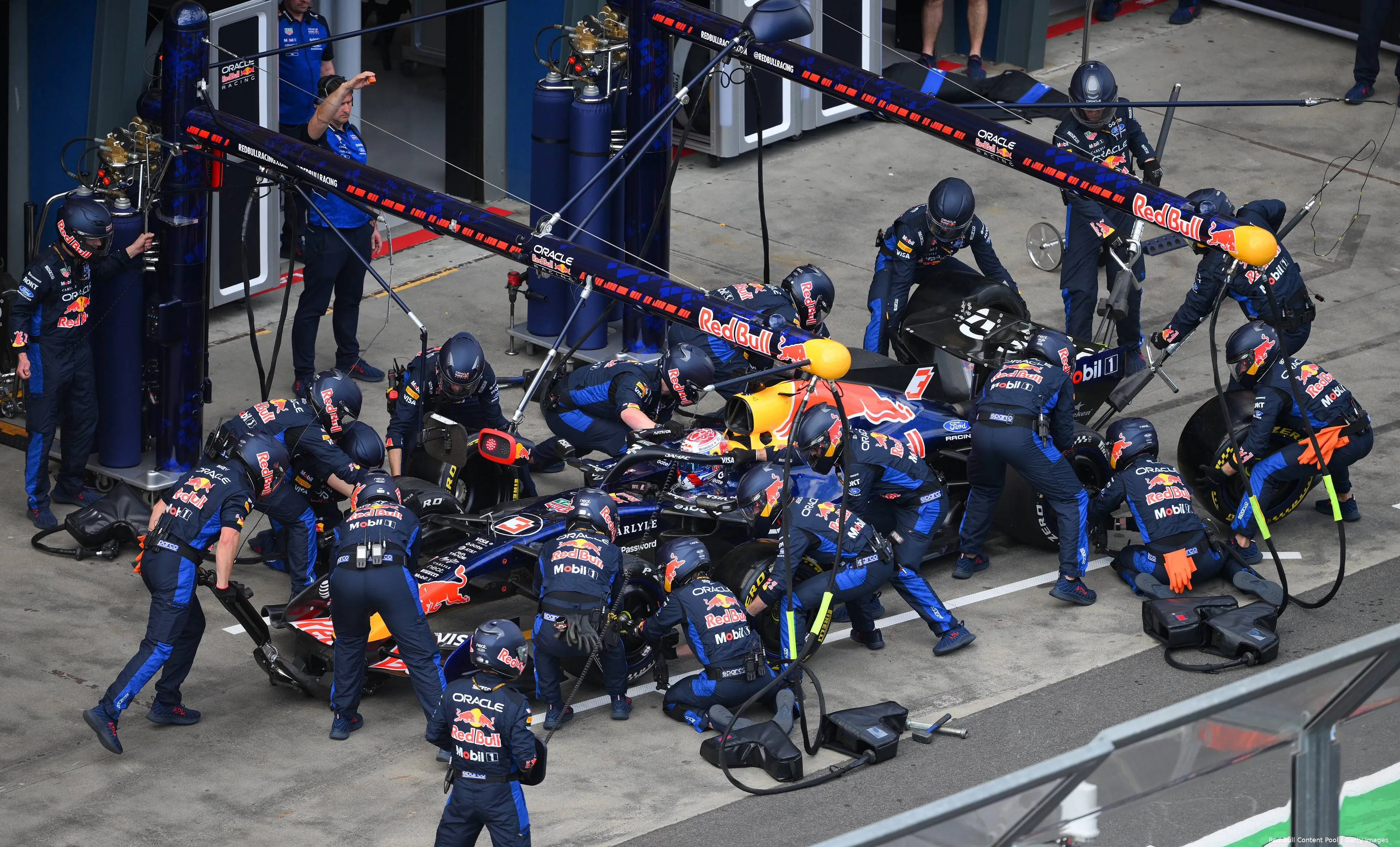 max-verstappen-red-bull-racing-rb22-australië-grand-prix-17-pitstop-1