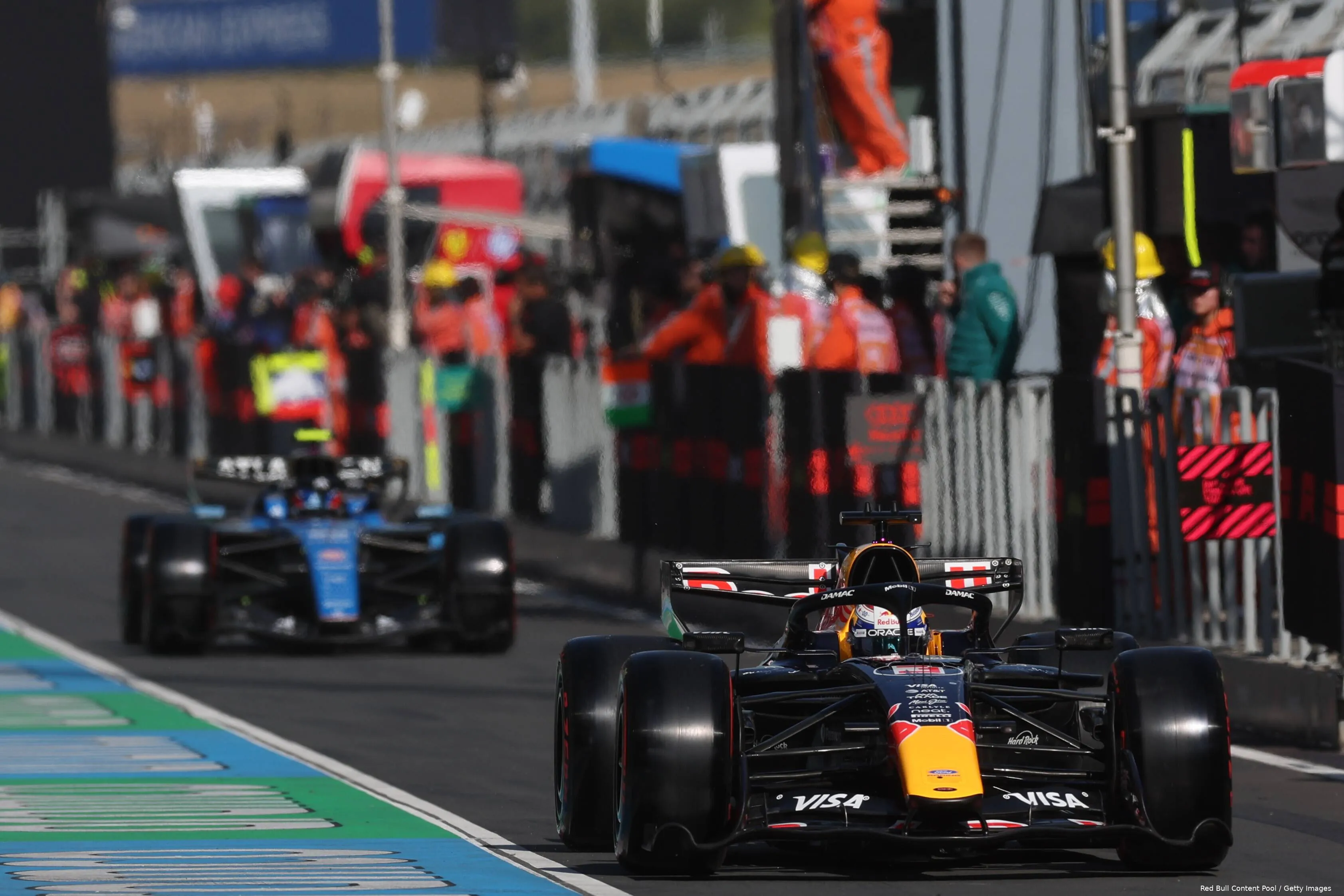 max-verstappen-red-bull-racing-rb22-china-12-1-pitstraat-carlos-sainz