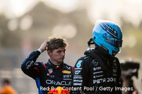 Max Verstappen achter George Russell.