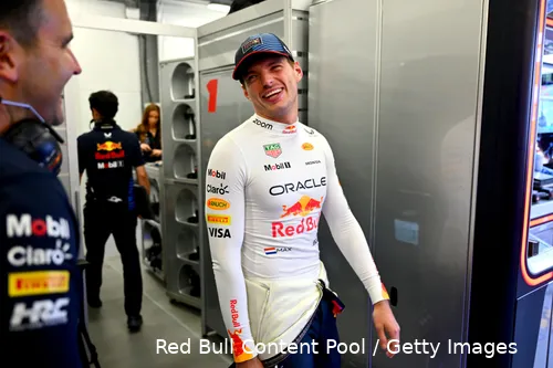 Verstappen kon zijn lach niet inhouden toen hij Buscombe zag.