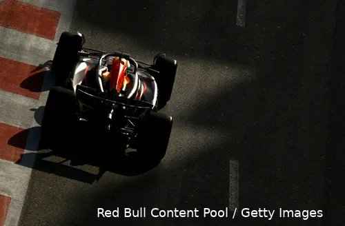 max verstappen red bull racing pitstop azerbeidzjan rb20 1913812
