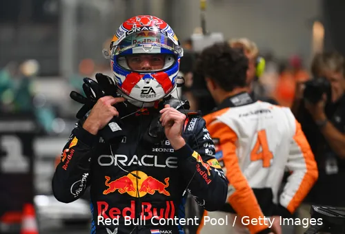 Max Verstappen met Lando Norris achter zich.