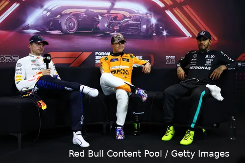 <i>Norris en Hamilton moeten hun lachen inhouden, terwijl Verstappen een statement maakt.</i>