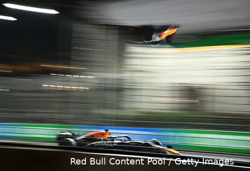 <i>Verstappen raast door de straten van Singapore.</i>