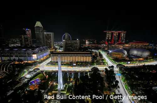 Skyline Singapore en deel van Marina Bay Street Circuit, Verstappen rechtsonder in beeld, kwalificatie GP Singapore 2024.