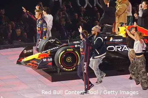 <i>Voordat Max Verstappen het podium op mocht, kreeg hij nog wat grappen te verwerken.&nbsp;</i>