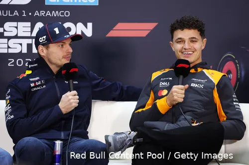 <i>Norris lacht, Verstappen twijfelt.</i>