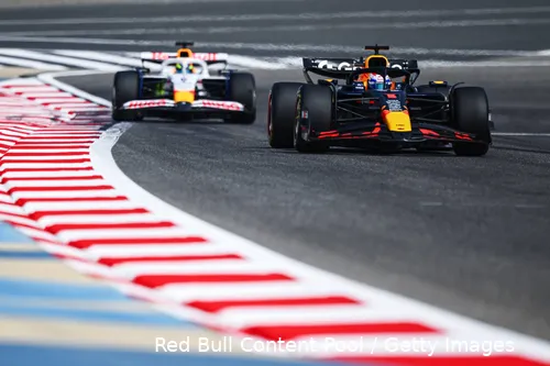 <i>Max Verstappen in Bahrein, met Isack Hadjar achter zich.</i>