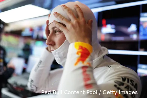 <i>Lawson zit met de handen in het haar.</i>