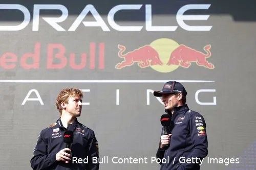 <i>Lawson is een seconde langzamer dan Verstappen.</i>