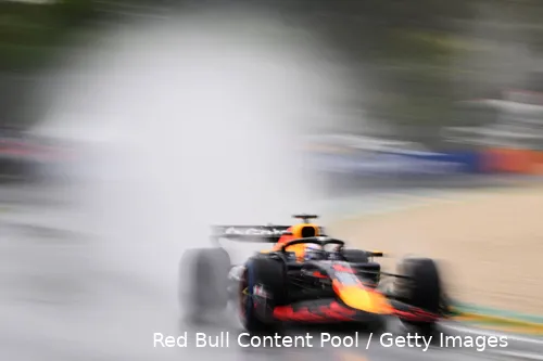 Verstappen kon in Australië op een kletsnat wegdek de druk op McLaren opvoeren.