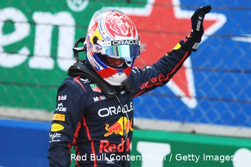 Verstappen zwaait naar het Chinese publiek, dat hij dit weekend niet verwacht te trakteren op een zege.